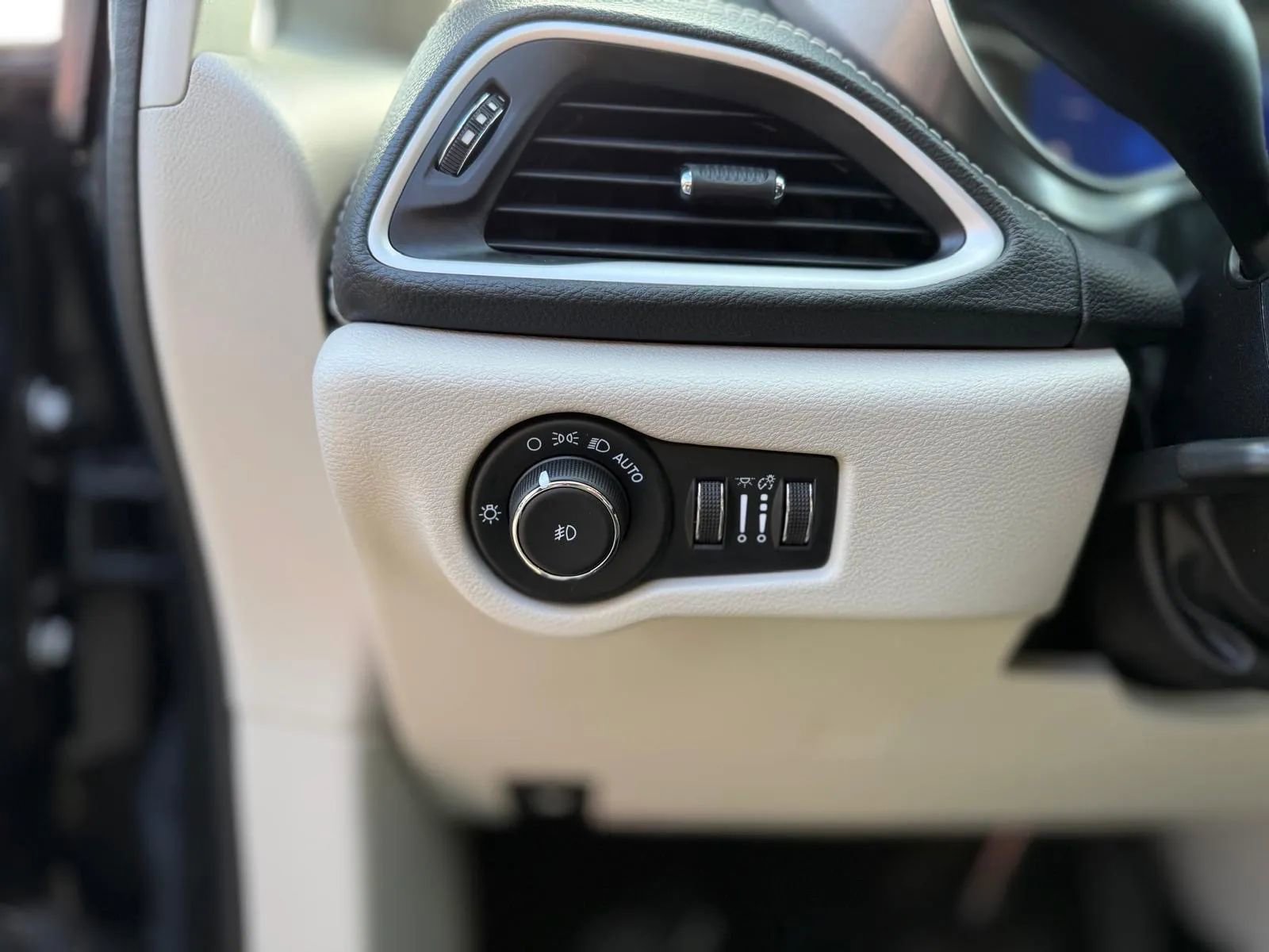 Used 2022 Chrysler Pacifica Touring-L image 33