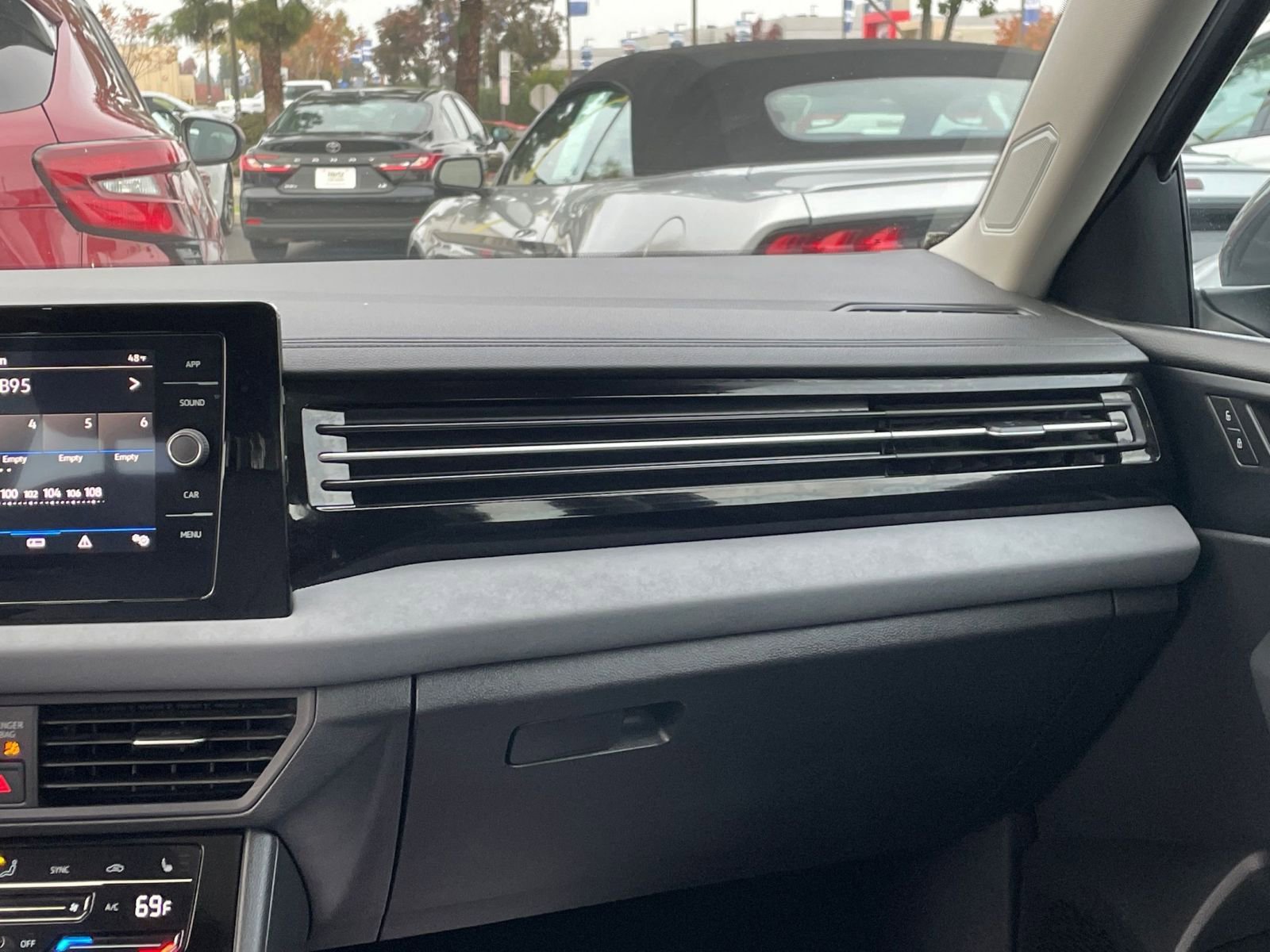 Used 2025 Volkswagen Jetta SE image 35