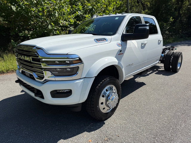 New 2026 RAM 4500 4x4 Crew Cab DRW image 3