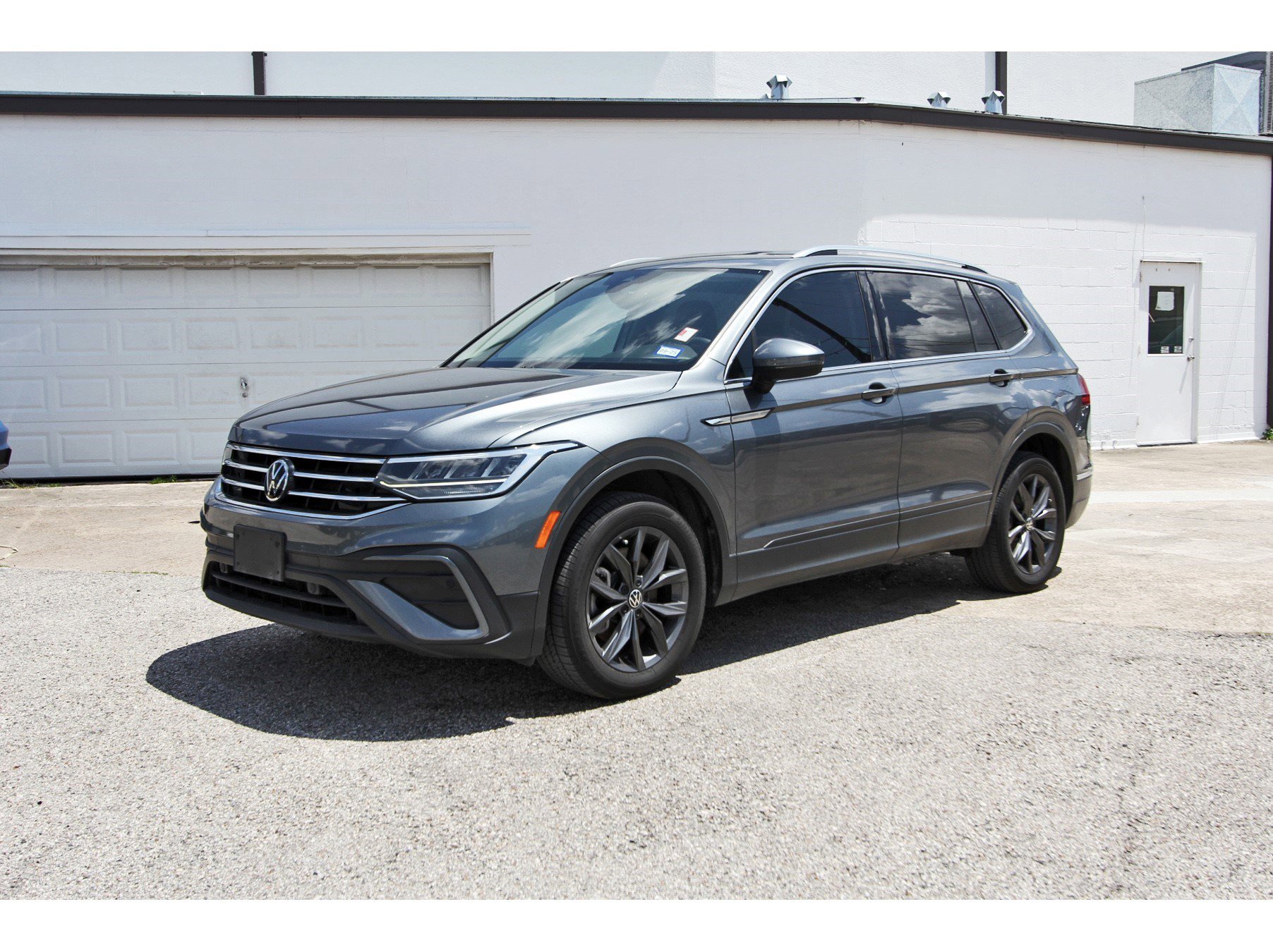 Used 2022 Volkswagen Tiguan SE image 3