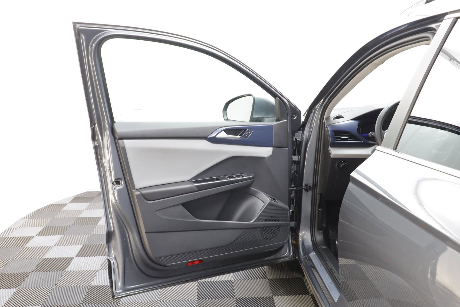 Certified 2023 Volkswagen Taos SE w/ Black Wheel Package image 5