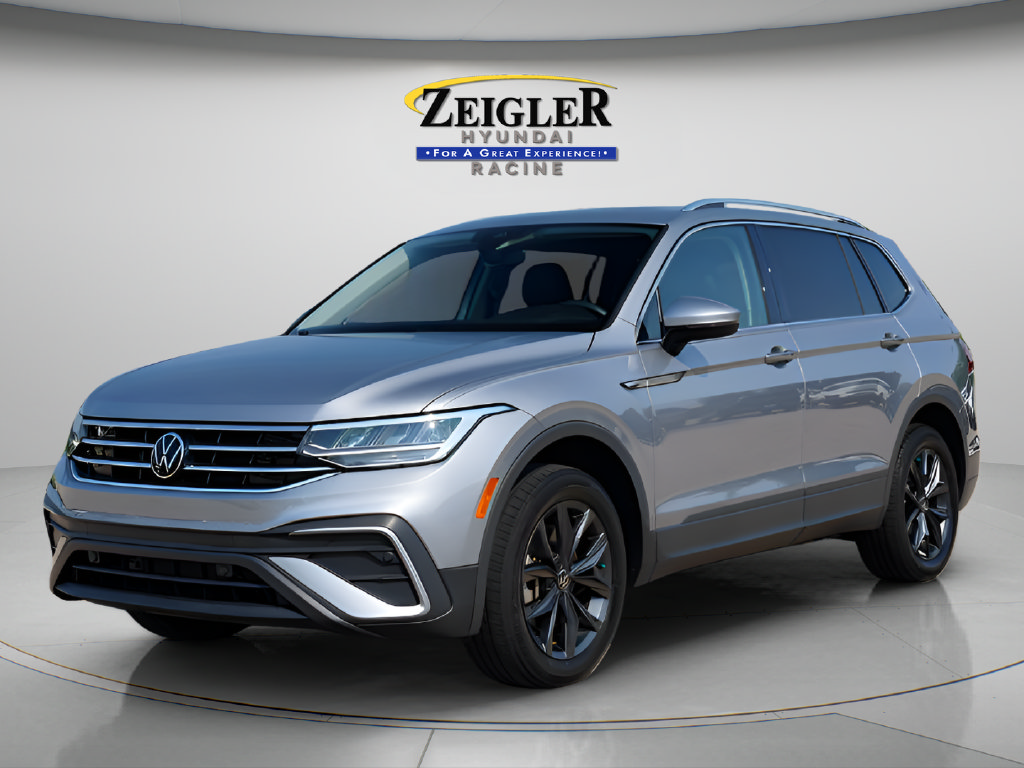 Used 2023 Volkswagen Tiguan SE w/ Panoramic Sunroof Package FWD image 3