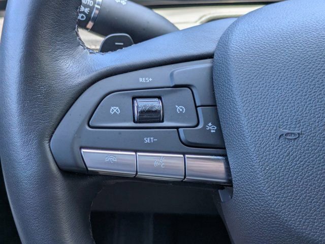 Used 2025 Cadillac XT4 Premium Luxury FWD image 21