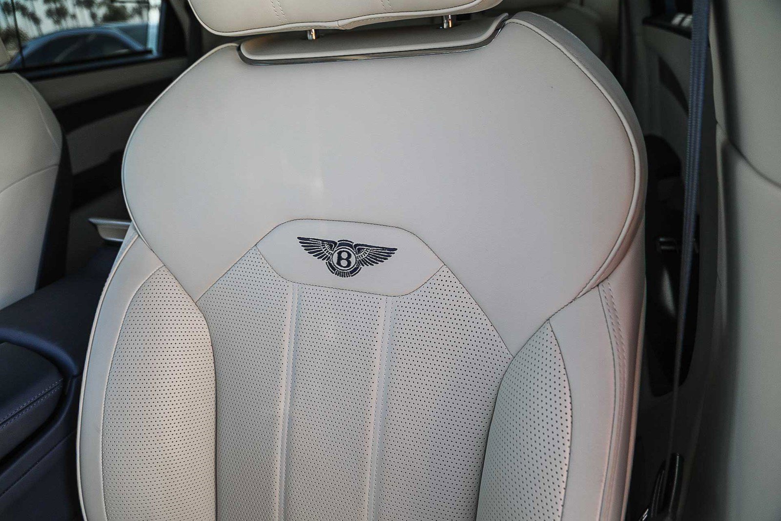 Used 2023 Bentley Bentayga Extended Wheelbase image 24