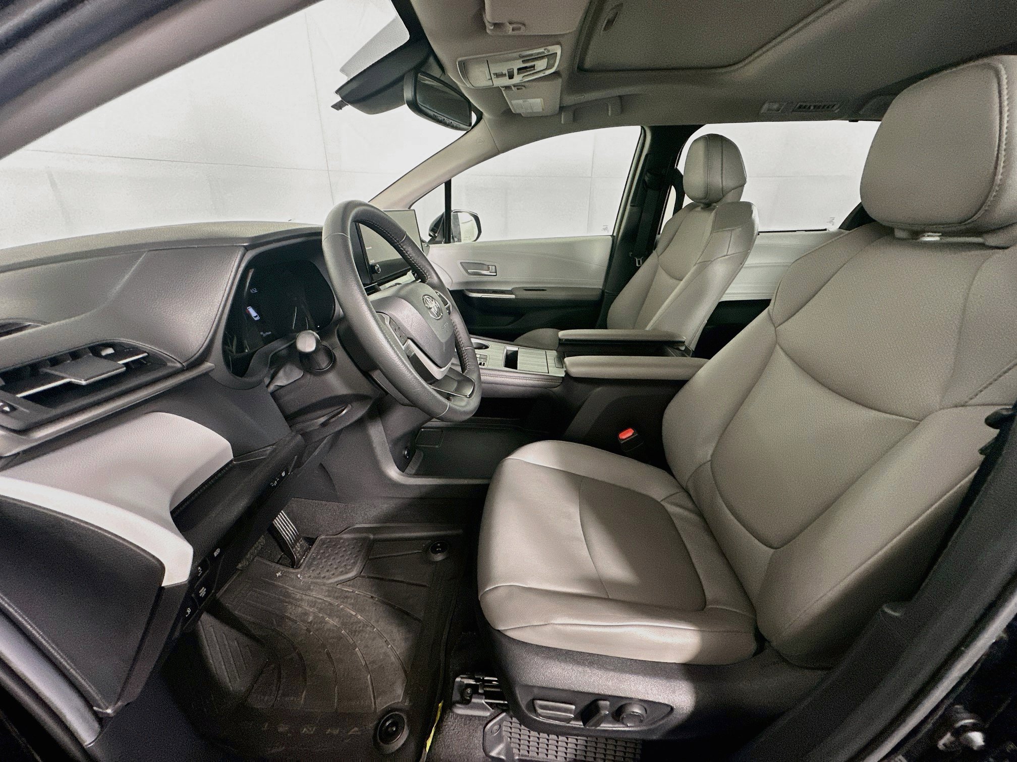 Used 2026 Toyota Sienna XLE FWD image 13