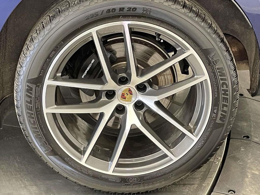 Certified 2025 Porsche Macan image 12