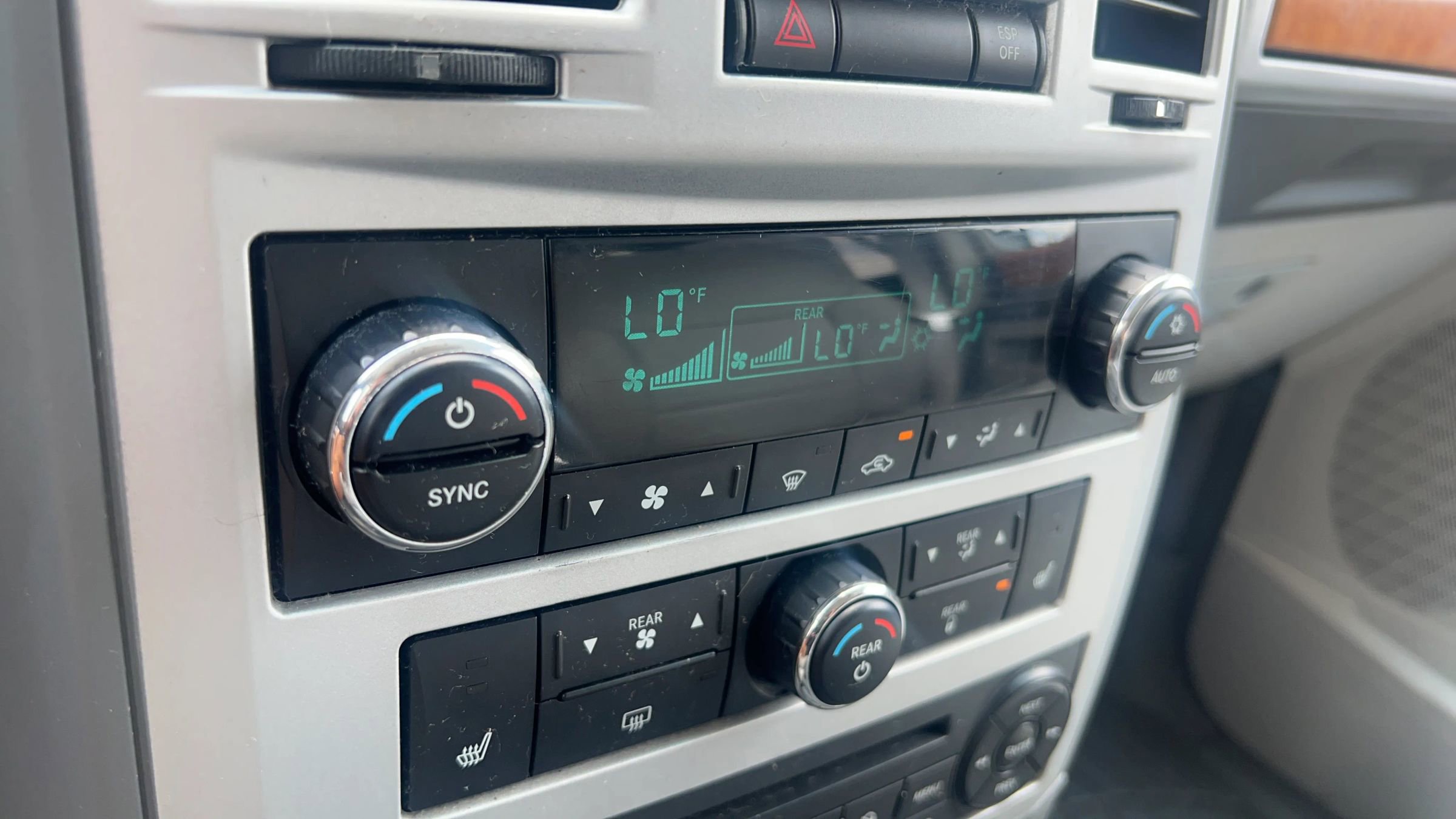 Used 2008 Chrysler Town & Country Limited w/ Entertainment Group #3 FWD image 15