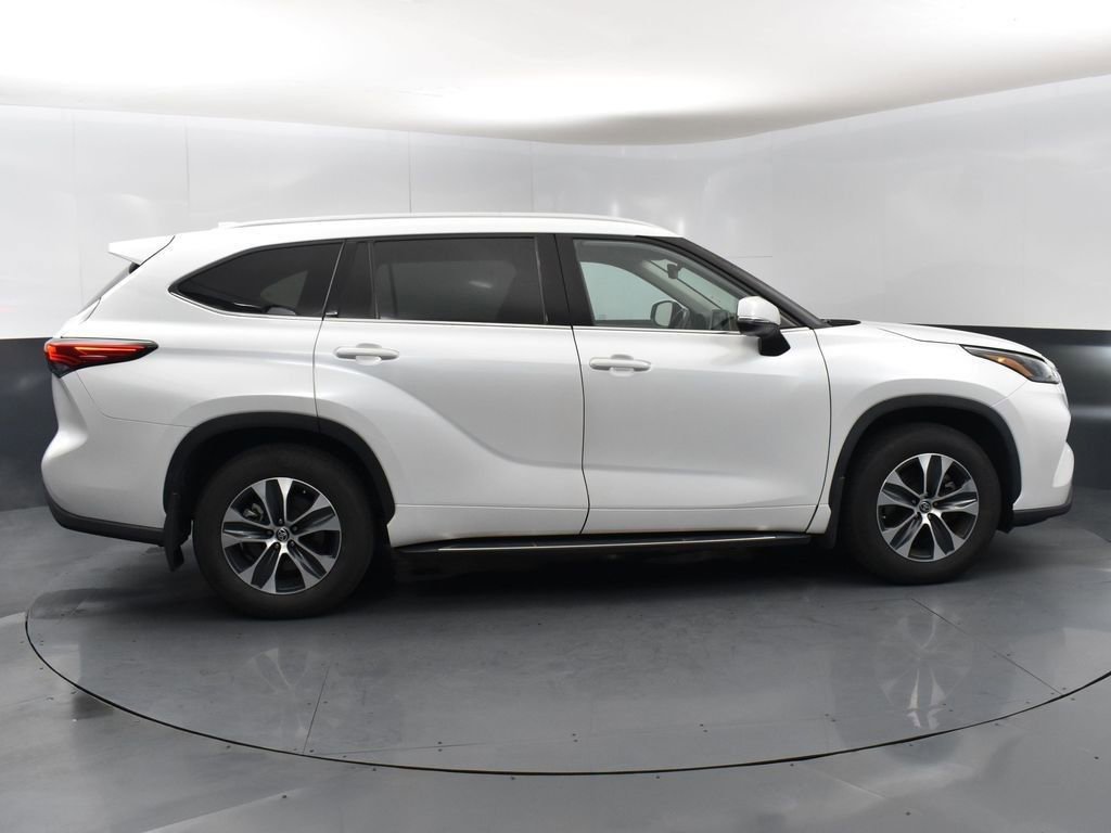 Used 2022 Toyota Highlander XLE image 8