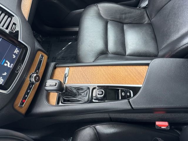 Used 2022 Volvo XC90 T6 Momentum w/ Advanced Package image 19