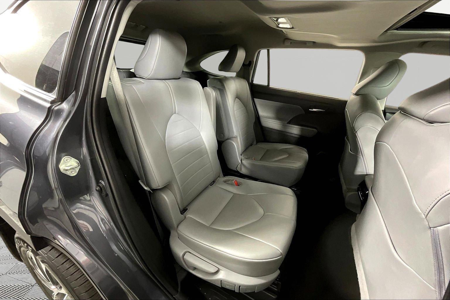 Used 2020 Toyota Highlander XLE image 25