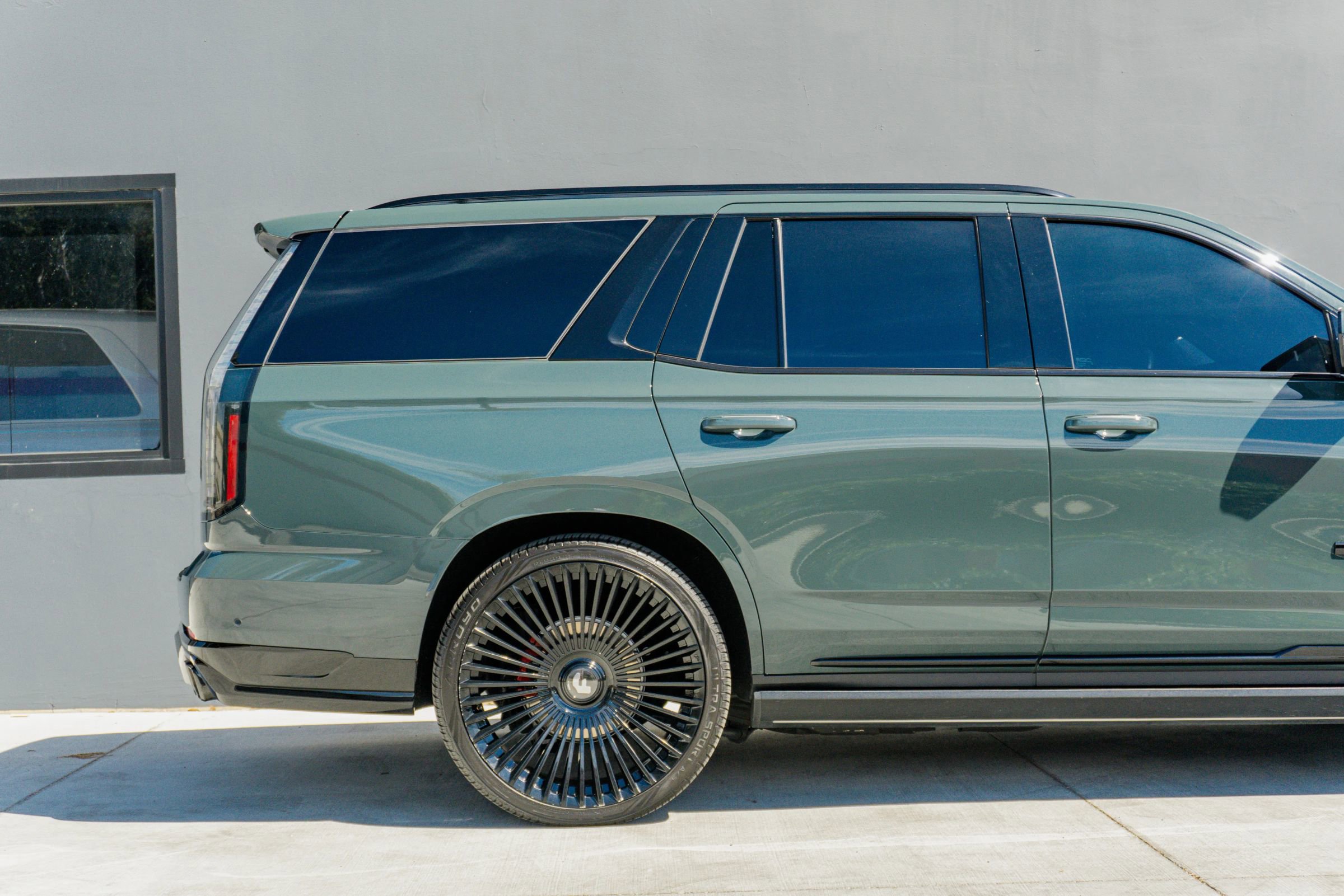 Used 2025 Cadillac Escalade V w/ LPO, ONYX Package AWD/4WD image 37