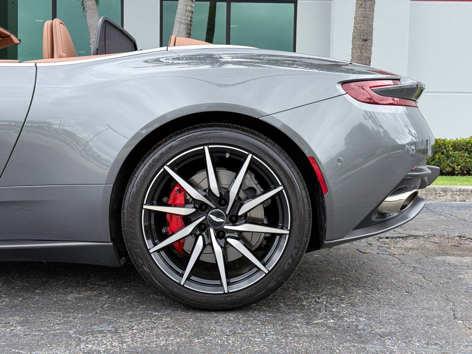 Used 2020 Aston Martin DB11 Volante RWD image 15