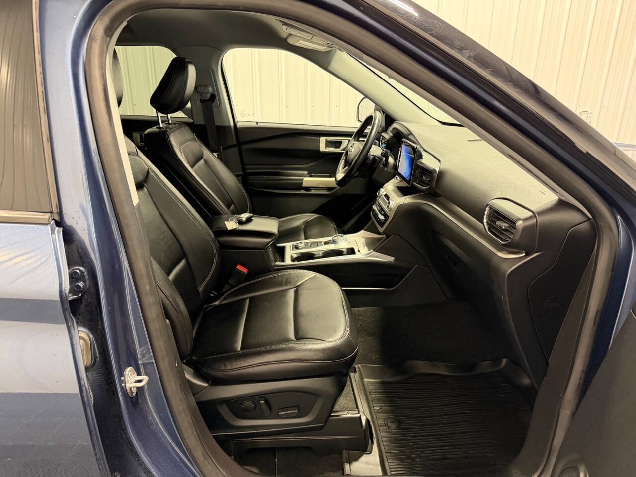 Used 2020 Ford Explorer XLT w/ Equipment Group 202A AWD/4WD image 12
