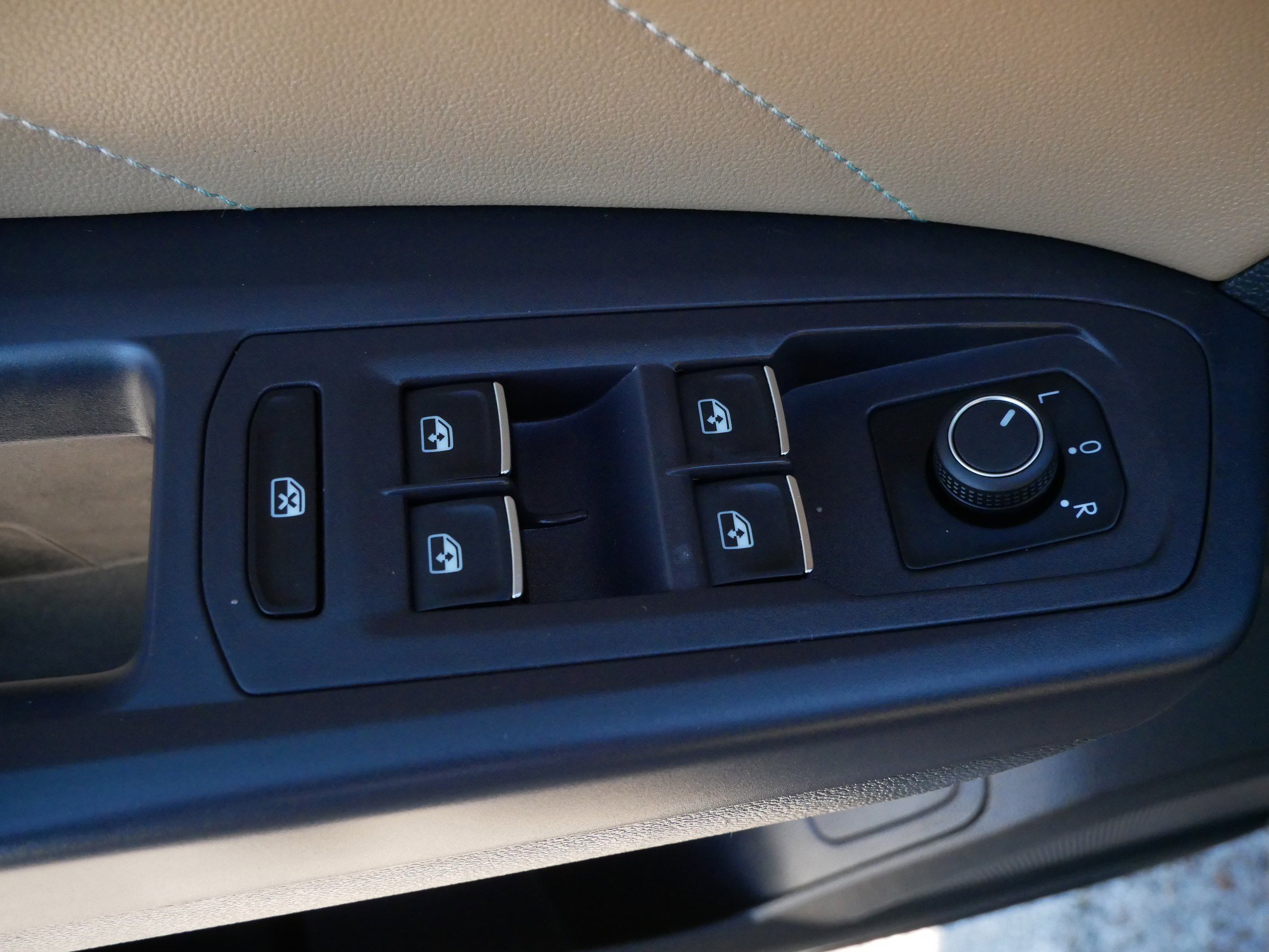 Certified 2021 Volkswagen Atlas Cross Sport SE w/ Panoramic Sunroof Package image 19