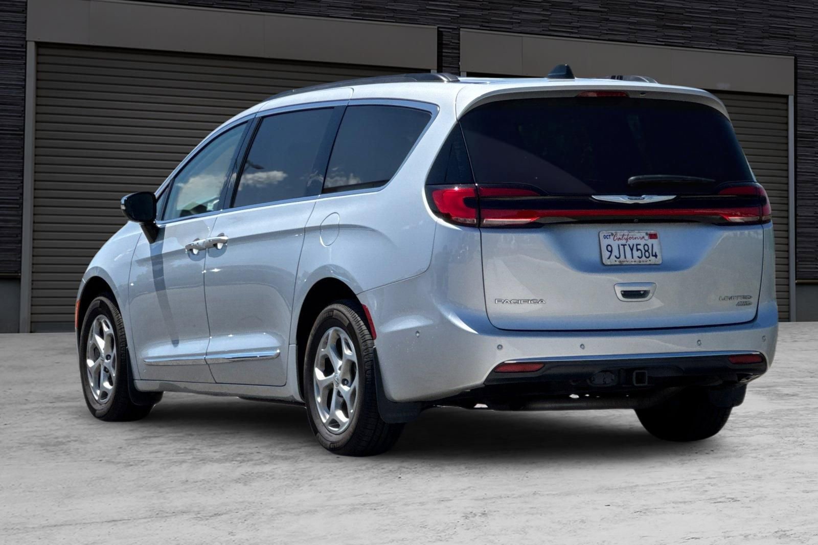 Used 2023 Chrysler Pacifica Limited w/ Uconnect Theater Family Group AWD/4WD image 6