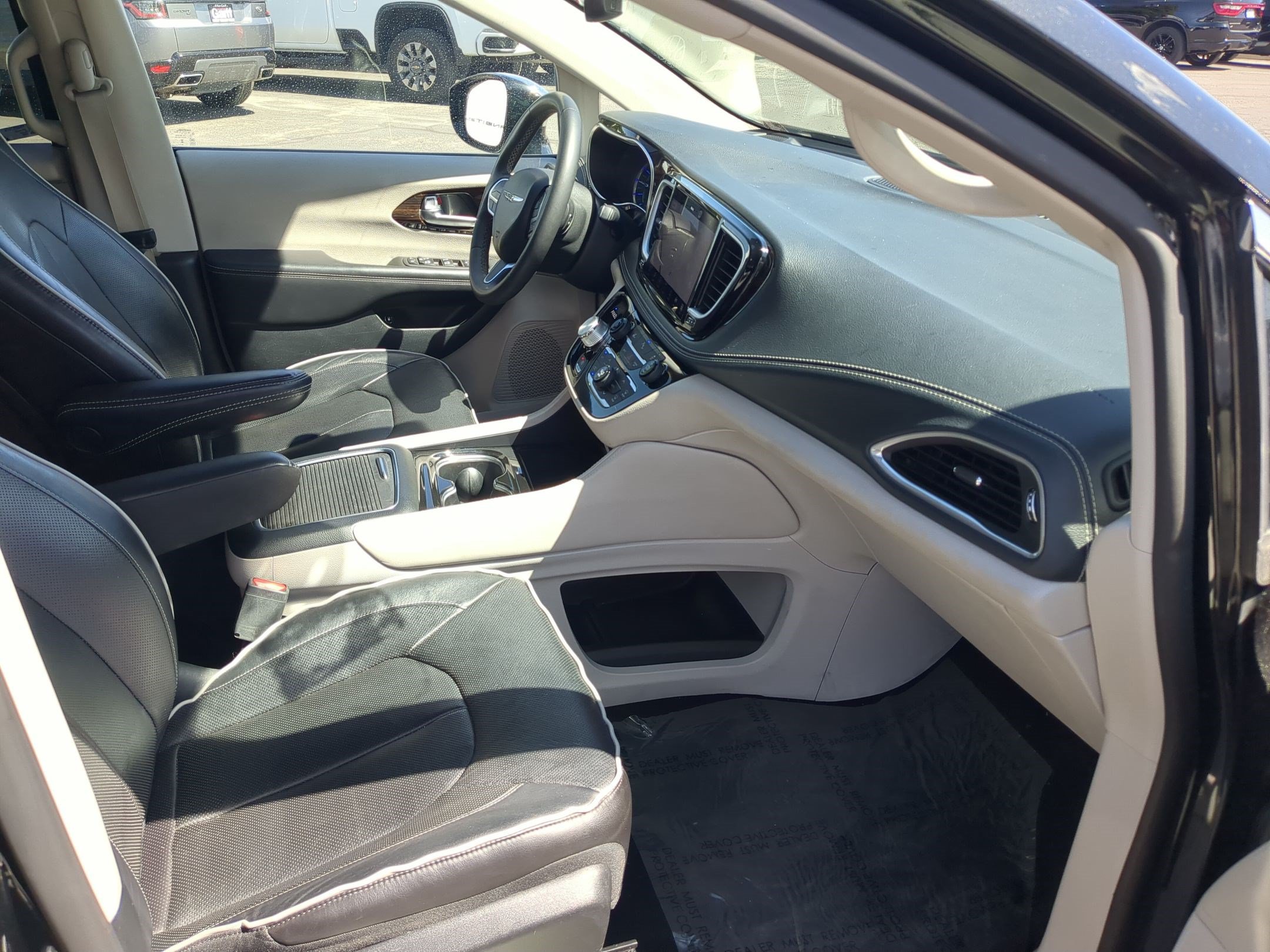 Used 2023 Chrysler Pacifica Limited FWD image 33