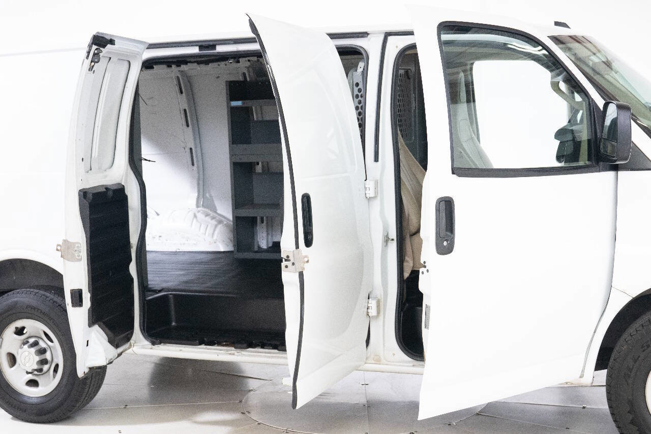 Used 2017 Chevrolet Express 2500 image 31