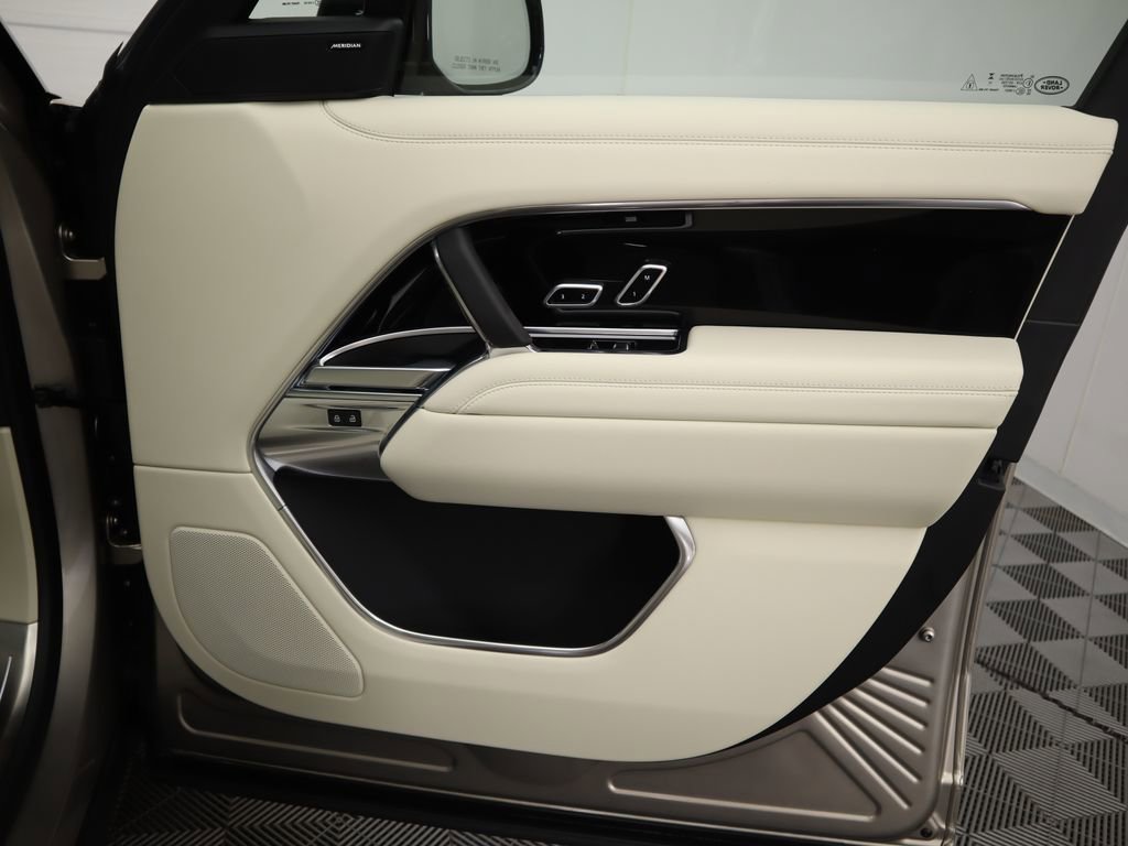 New 2025 Land Rover Range Rover SE image 27