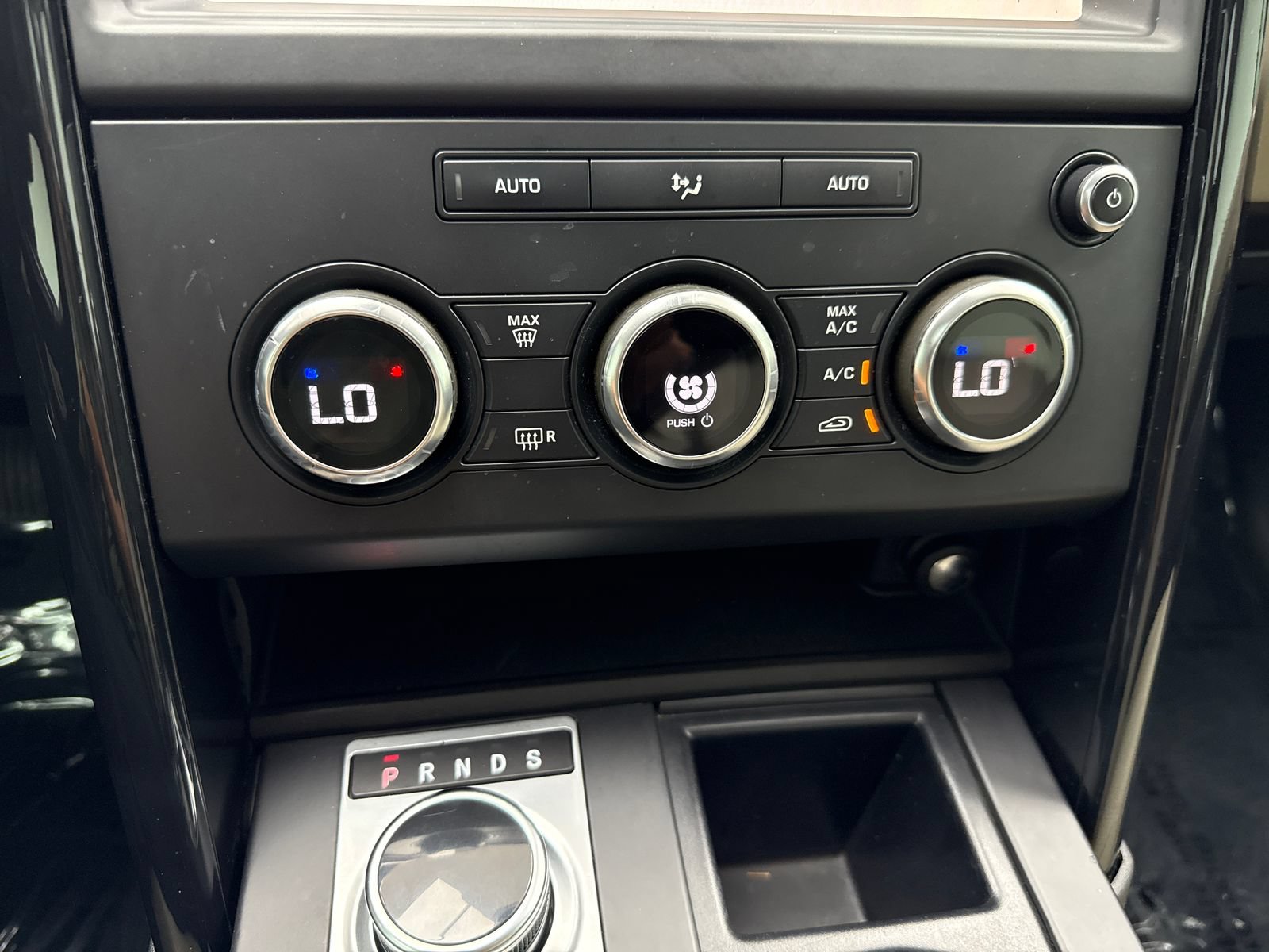 Used 2019 Land Rover Discovery SE AWD/4WD image 30