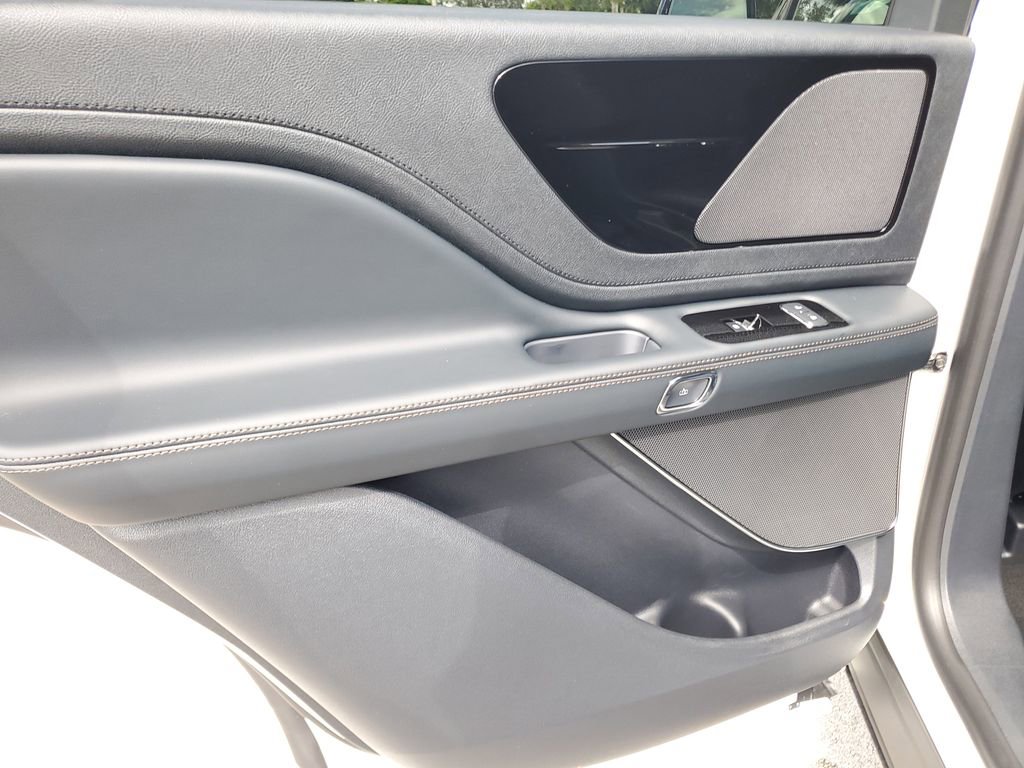 New 2026 Lincoln Aviator 2WD w/ Jet Appearance Package image 9