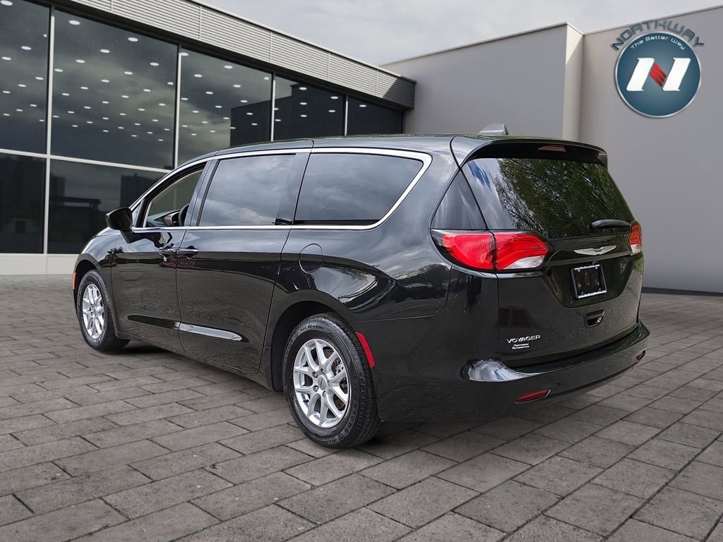 Used 2022 Chrysler Voyager LX FWD image 3