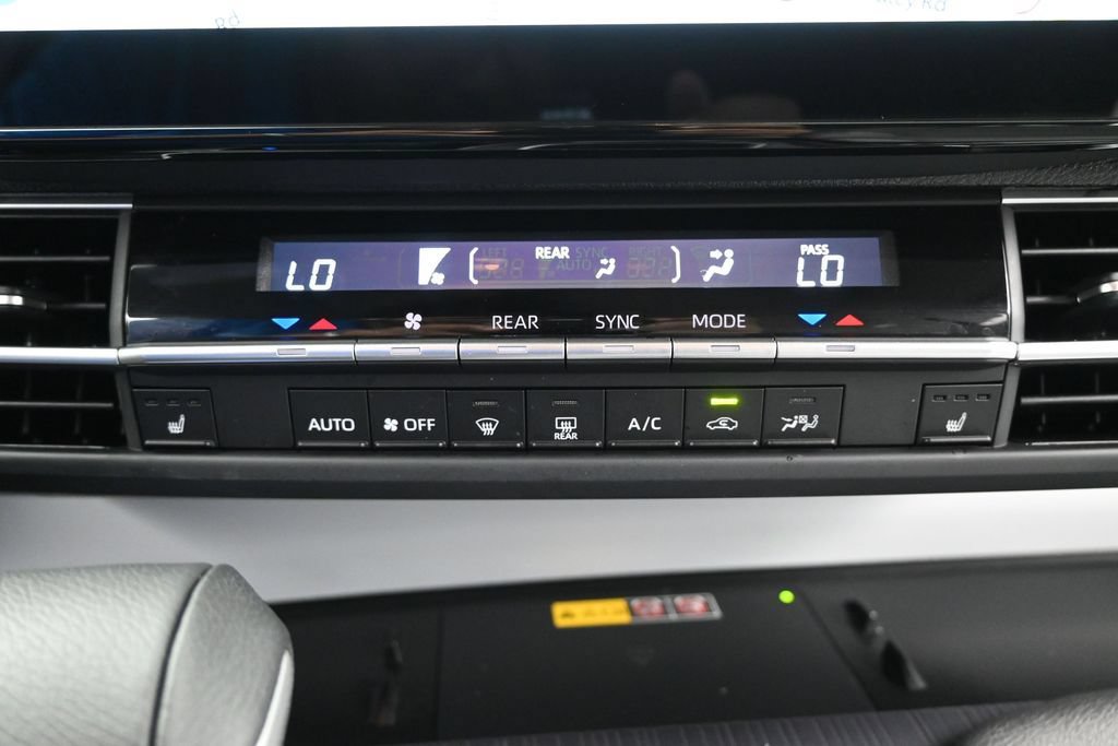Used 2026 Toyota Sienna XLE FWD image 26