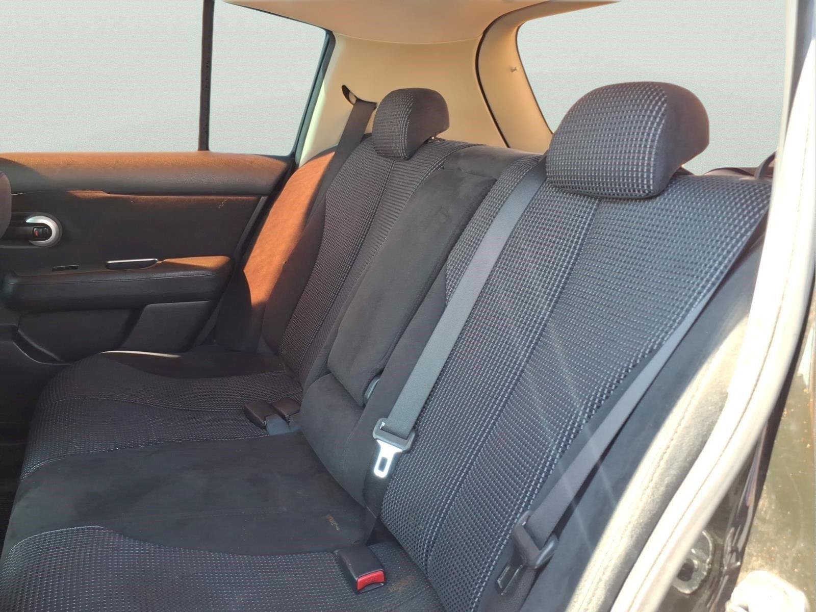 Used 2010 Nissan Versa Hatchback FWD image 12