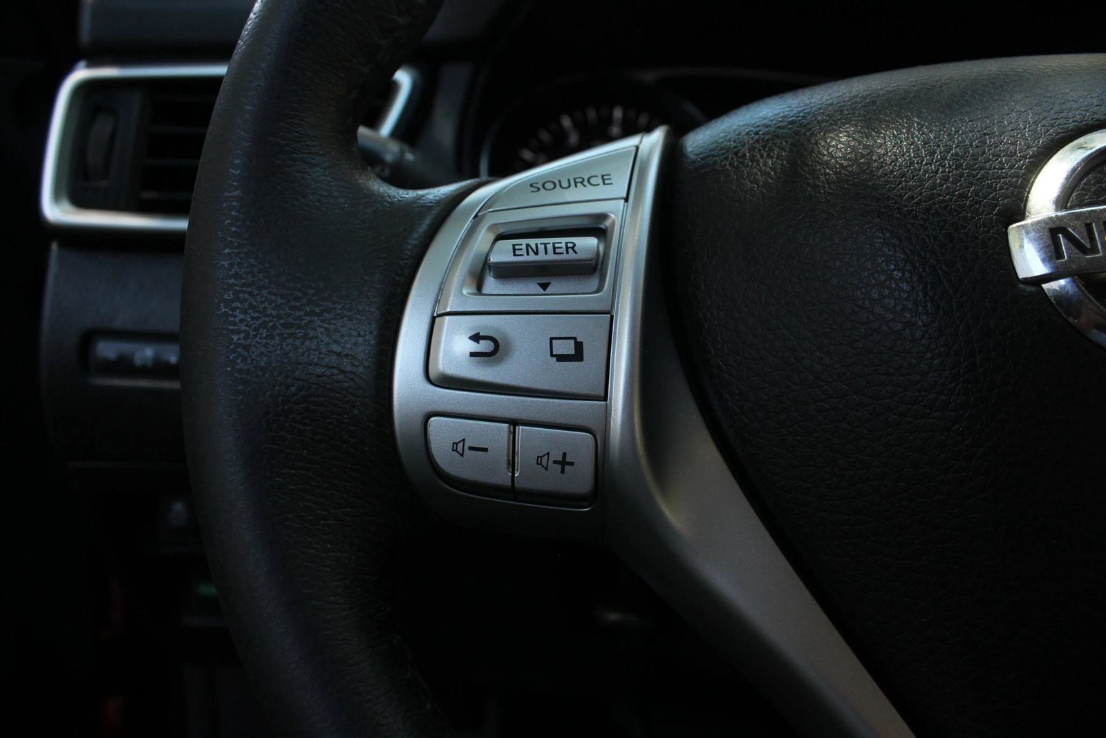 Used 2015 Nissan Rogue SV w/ SV Premium Package AWD/4WD image 29