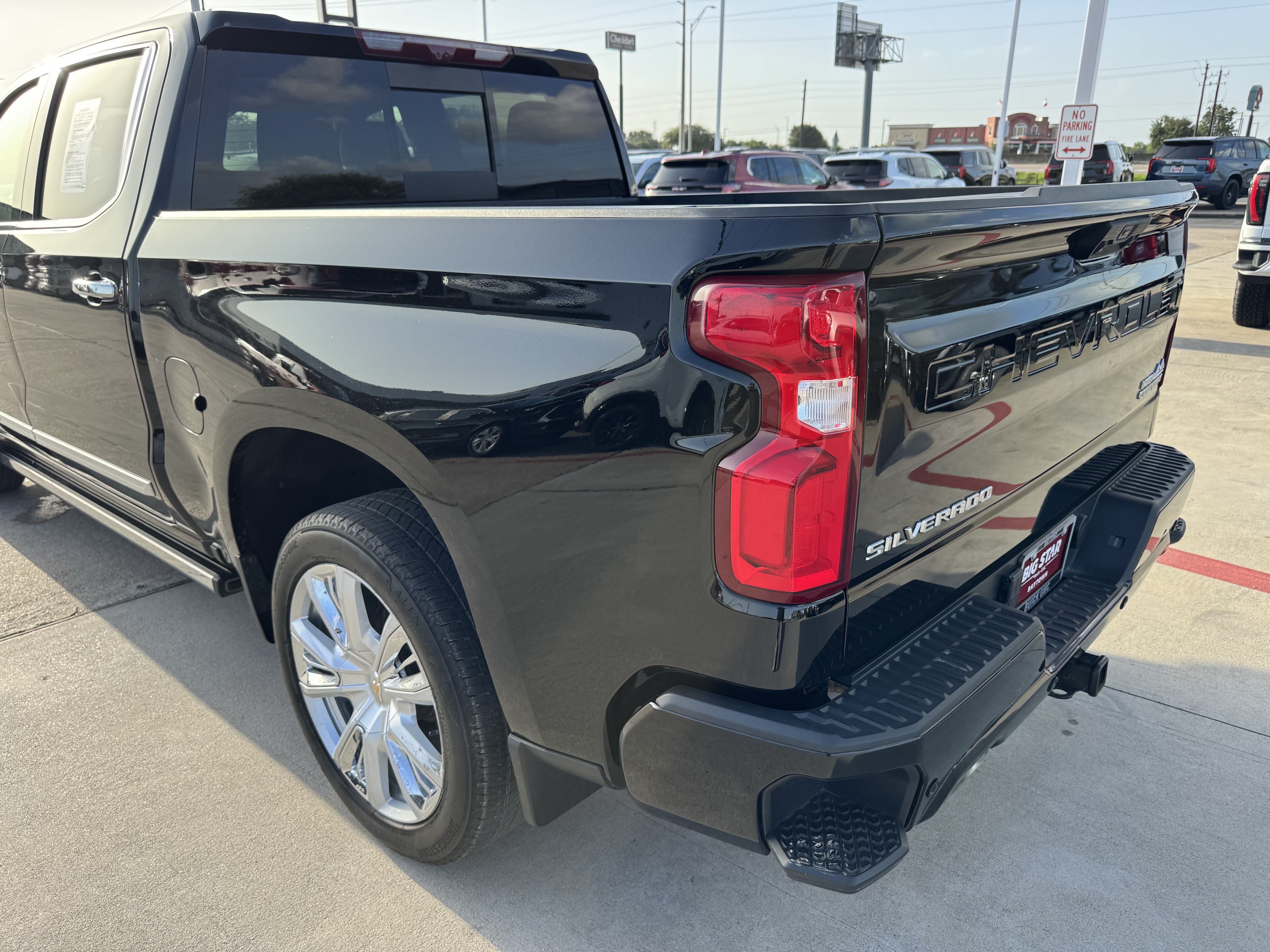 Used 2025 Chevrolet Silverado 1500 High Country w/ High Country Premium Package AWD/4WD image 8