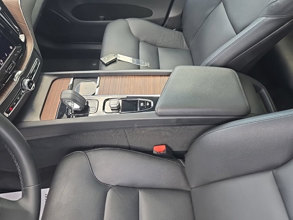 Used 2022 Volvo XC60 B5 Momentum AWD/4WD image 30
