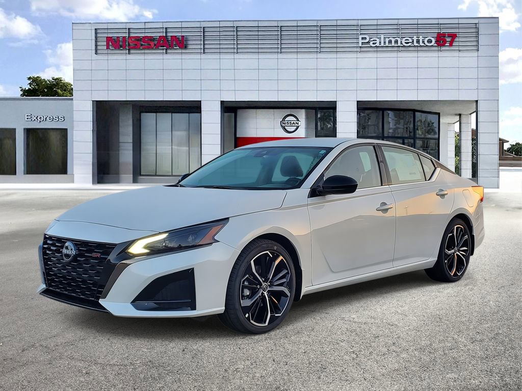 Used 2025 Nissan Altima 2.5 SR w/ SR Premium Package FWD image 3
