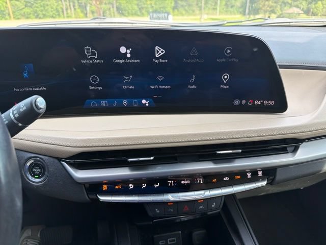 Used 2024 Cadillac XT4 Luxury w/ Cold Weather Package FWD image 11