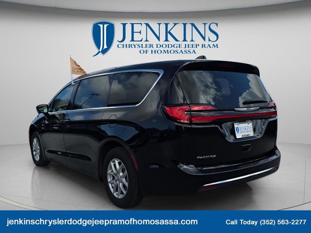 Used 2024 Chrysler Pacifica Touring-L FWD image 6