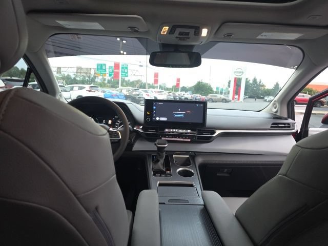 Used 2026 Toyota Sienna XLE FWD image 16