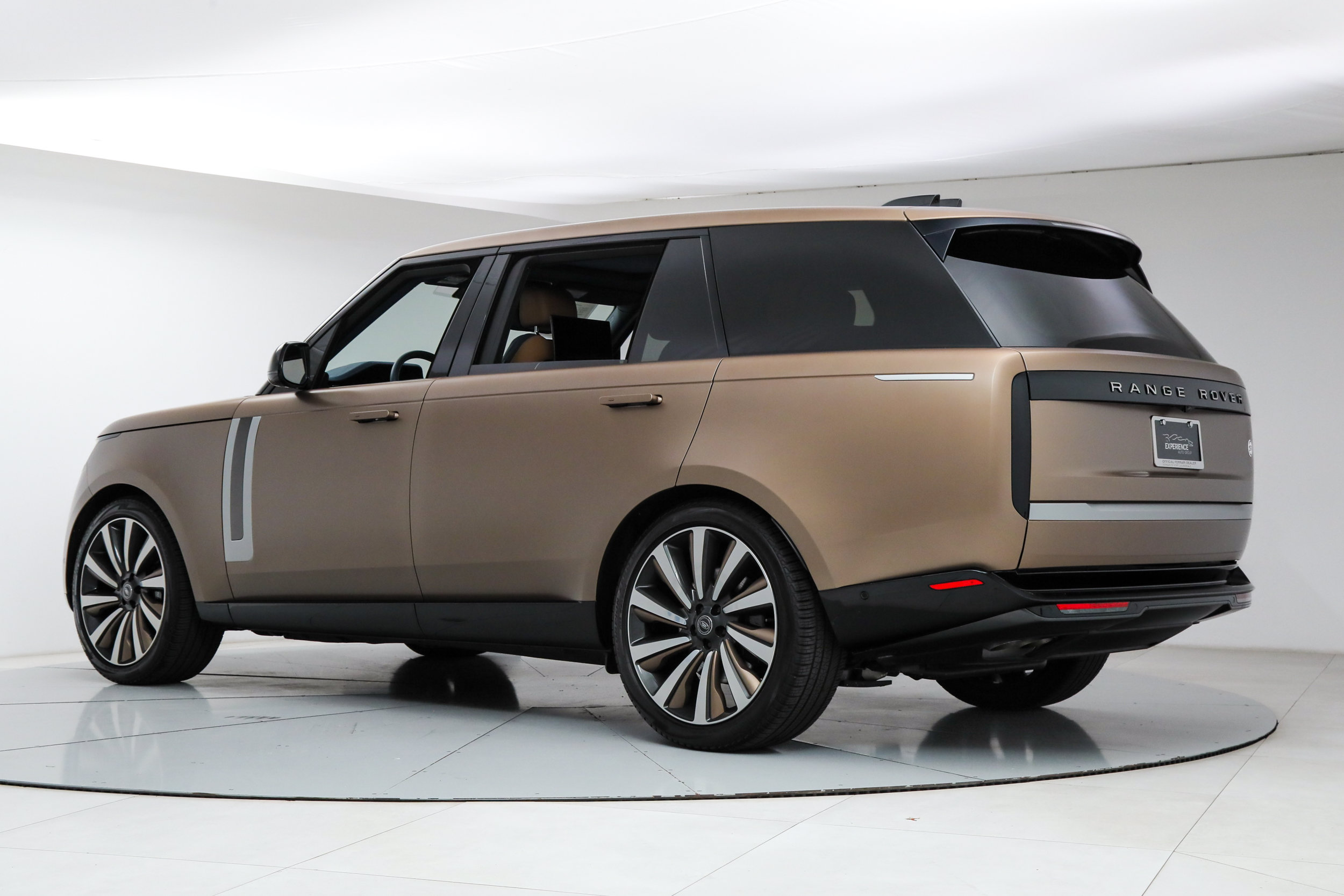 Used 2023 Land Rover Range Rover SV AWD/4WD image 3