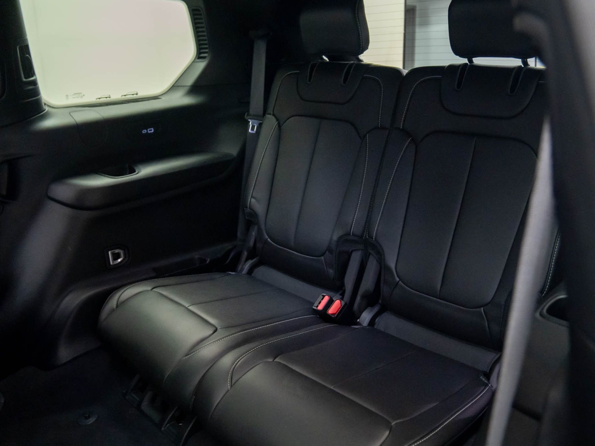 Used 2024 Jeep Grand Cherokee L Limited w/ Black Appearance Package image 19