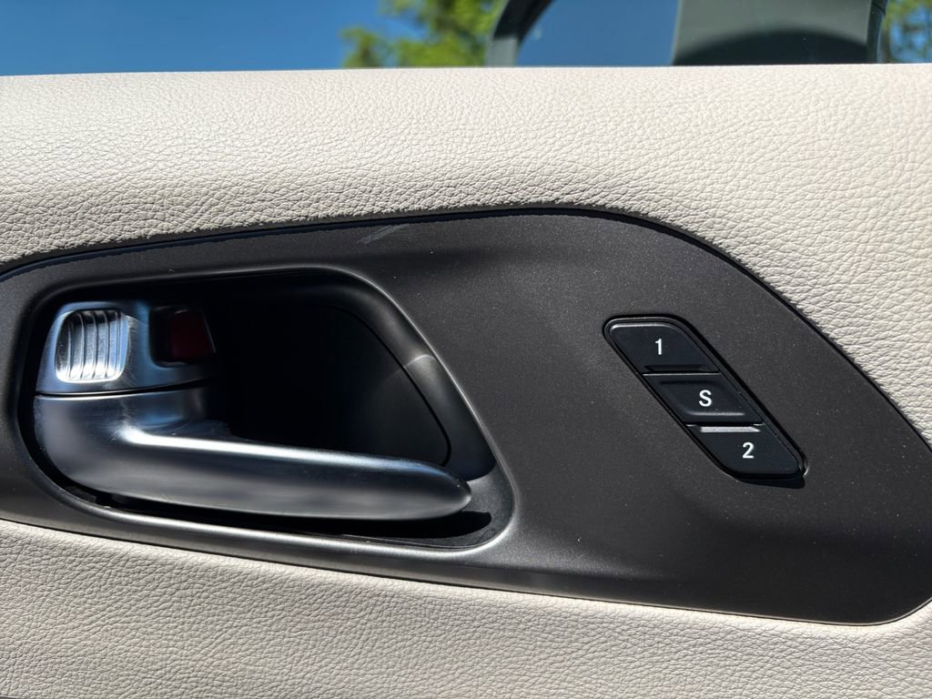 Used 2023 Chrysler Pacifica Touring-L FWD image 29