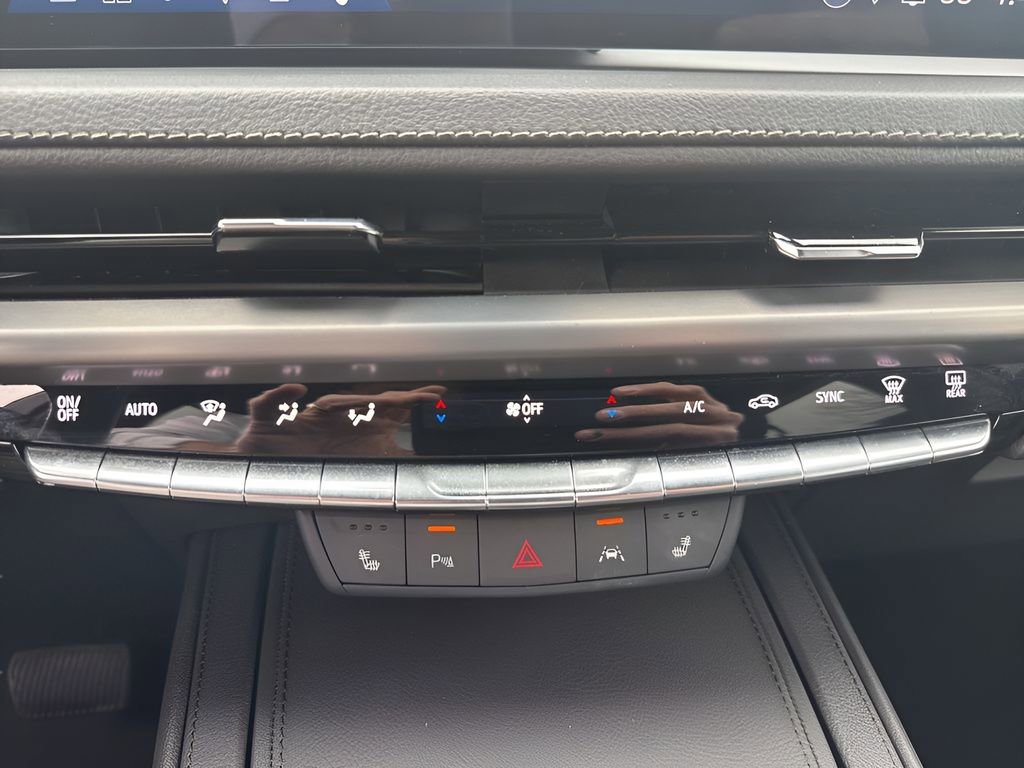 Certified 2024 Cadillac XT4 Luxury w/ Cold Weather Package image 28