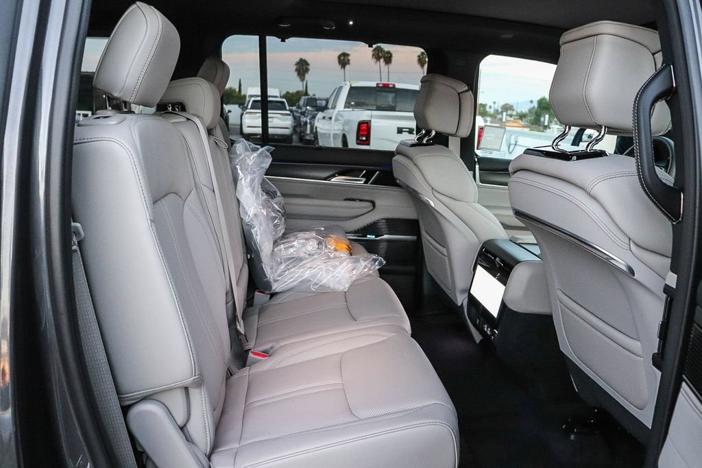 New 2026 Jeep Grand Wagoneer Summit w/ 8-Passenger Seating Package AWD/4WD image 18