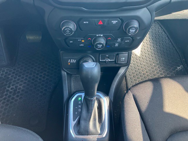Used 2020 Jeep Renegade Latitude w/ Cold Weather Group AWD/4WD image 14