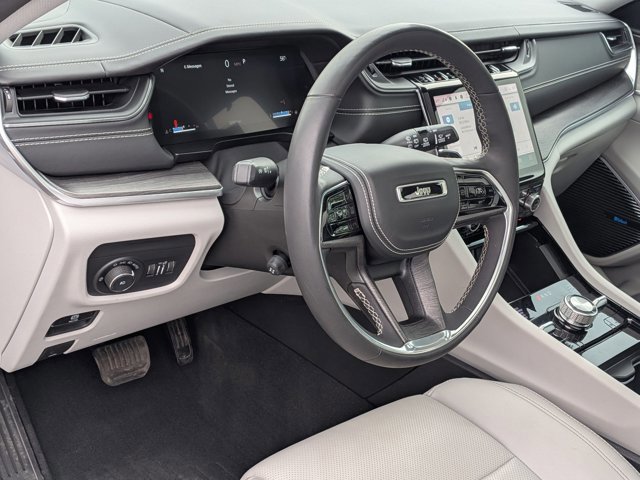 Used 2023 Jeep Grand Cherokee Overland w/ Luxury Tech Group IV AWD/4WD image 10