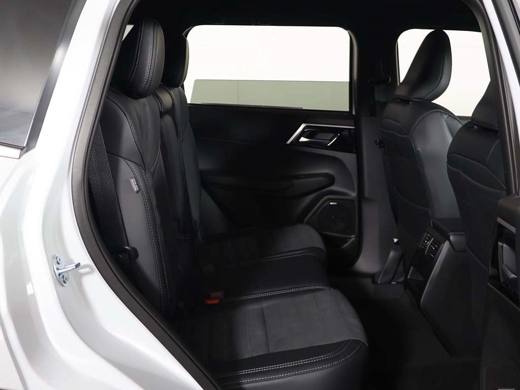 New 2026 Mitsubishi Outlander LE AWD/4WD image 32