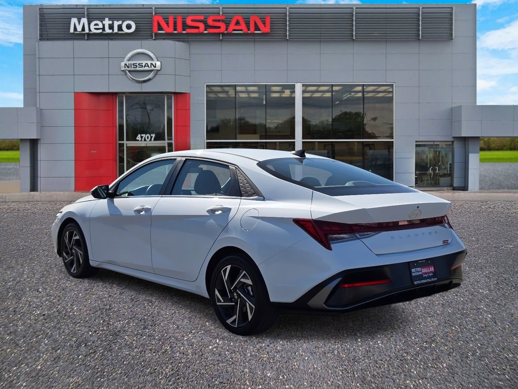 Used 2025 Hyundai Elantra SEL image 4