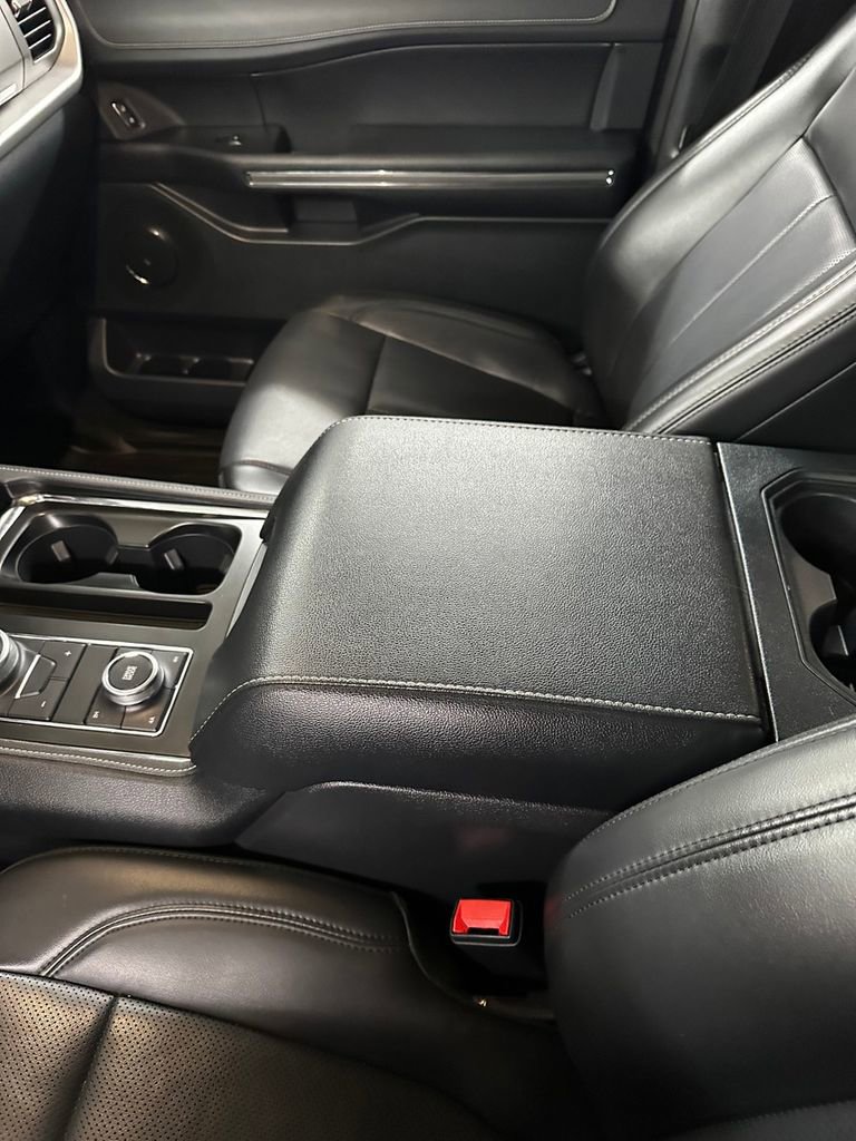 Used 2022 Ford Expedition XLT w/ Equipment Group 202A AWD/4WD image 18