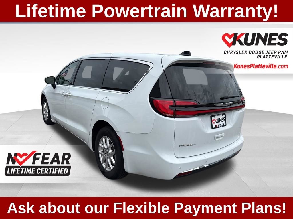 Used 2023 Chrysler Pacifica Touring-L FWD image 7