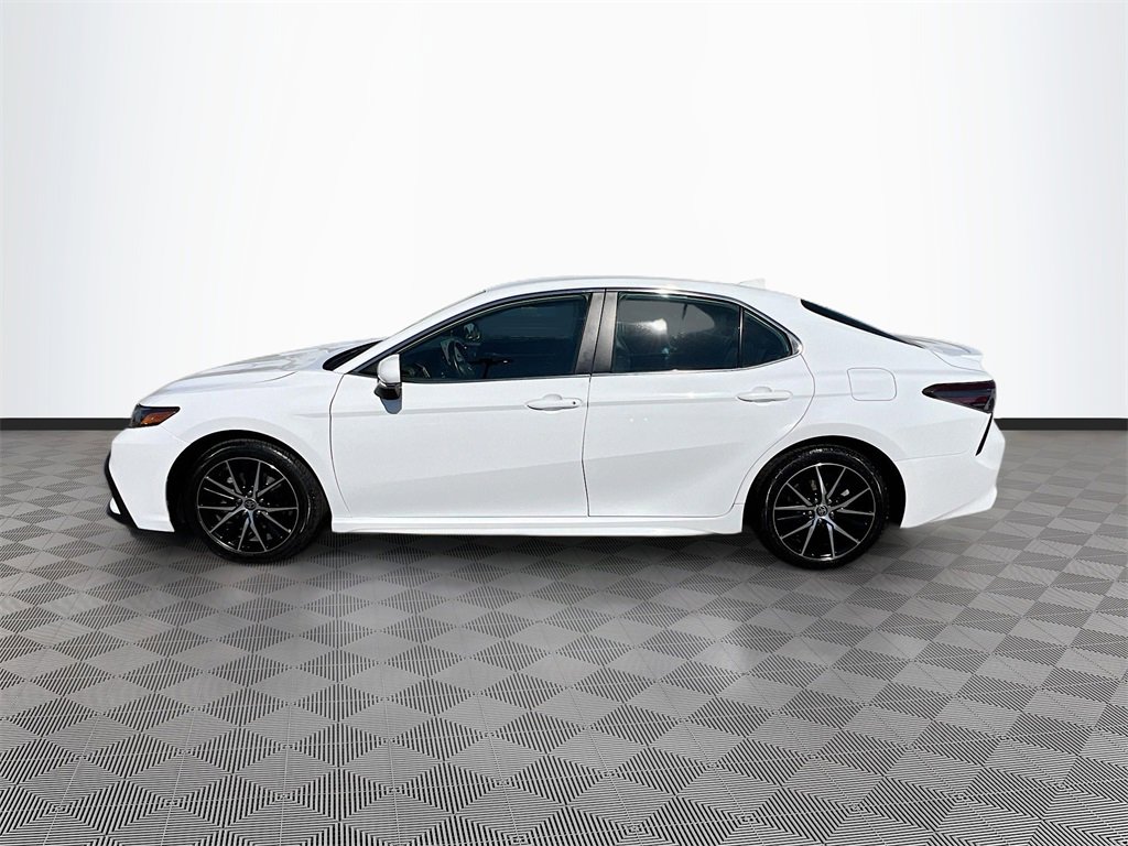 Used 2024 Toyota Camry SE image 4