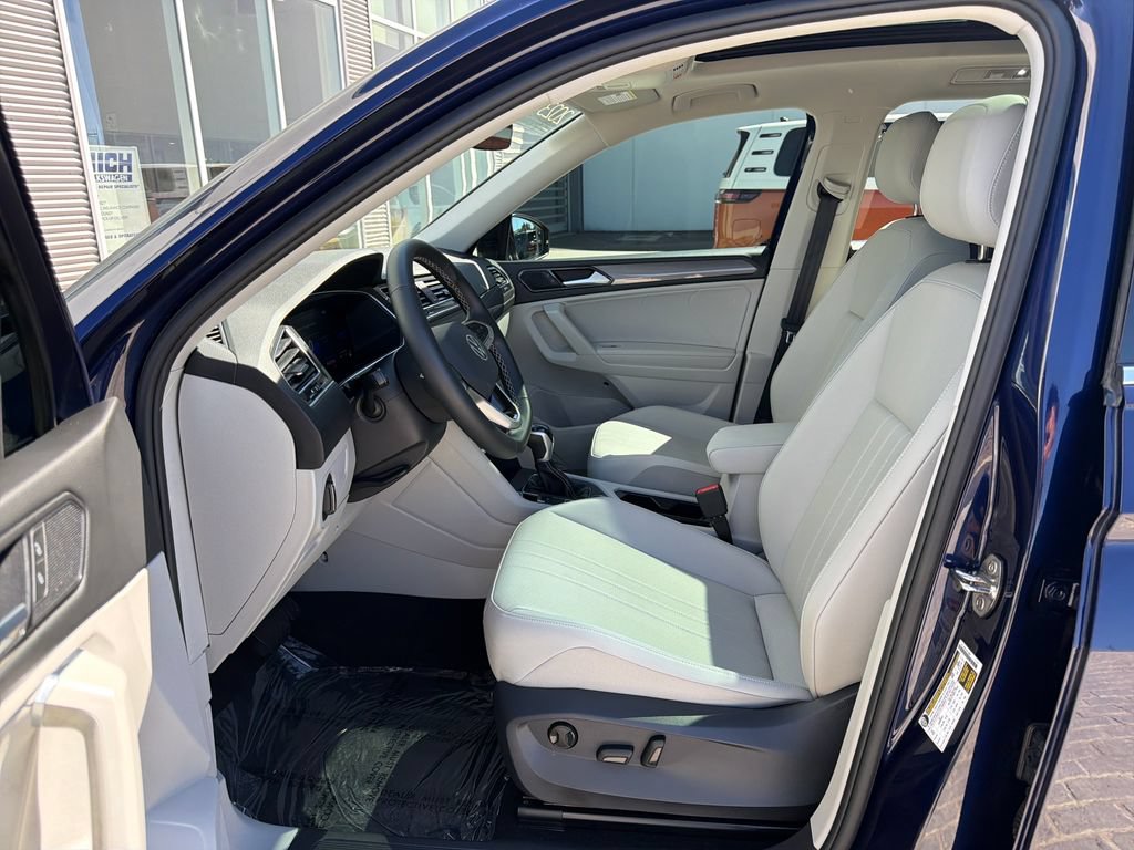 Certified 2023 Volkswagen Tiguan SE w/ Panoramic Sunroof Package AWD/4WD image 11