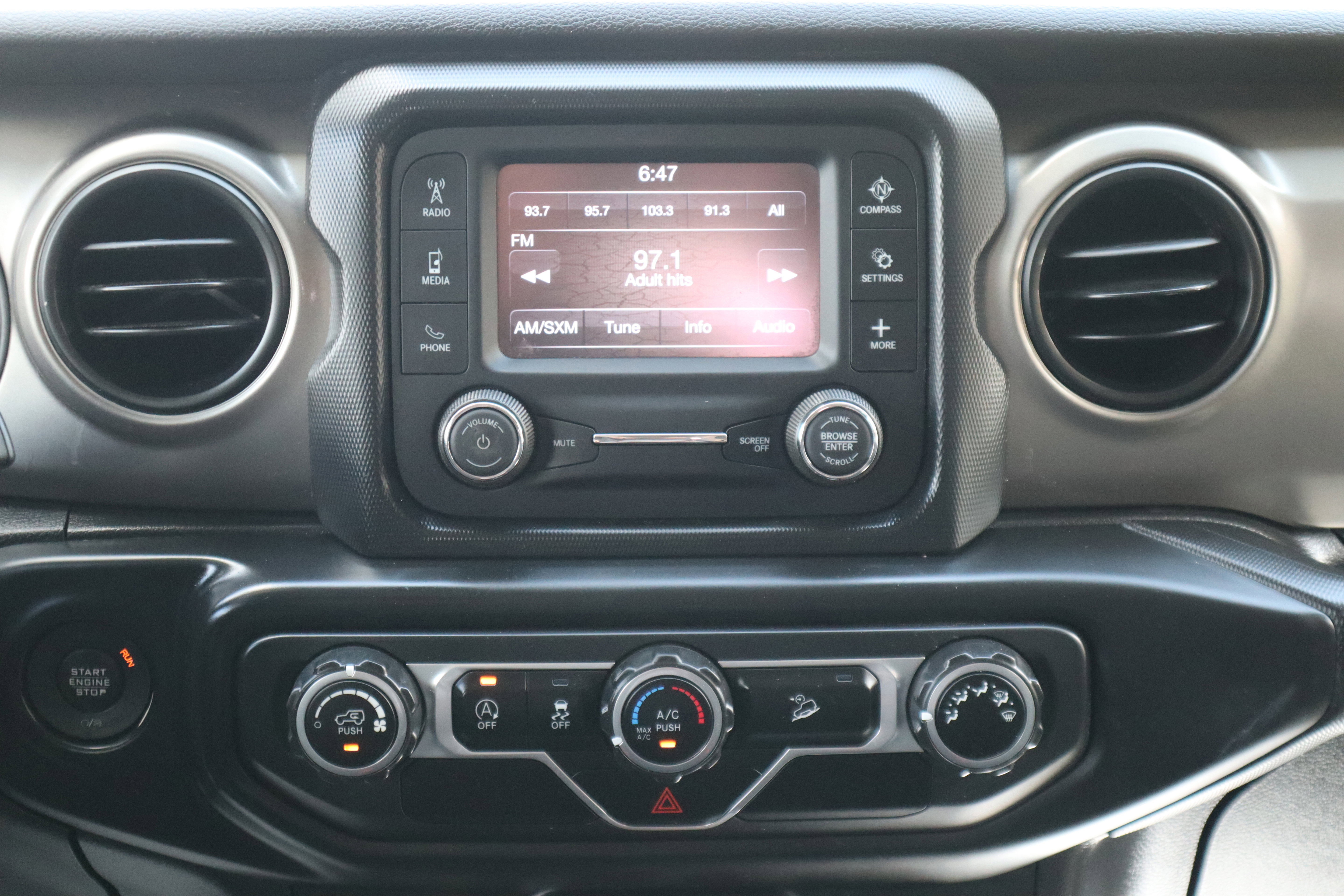 Used 2018 Jeep Wrangler Unlimited Sport AWD/4WD image 13