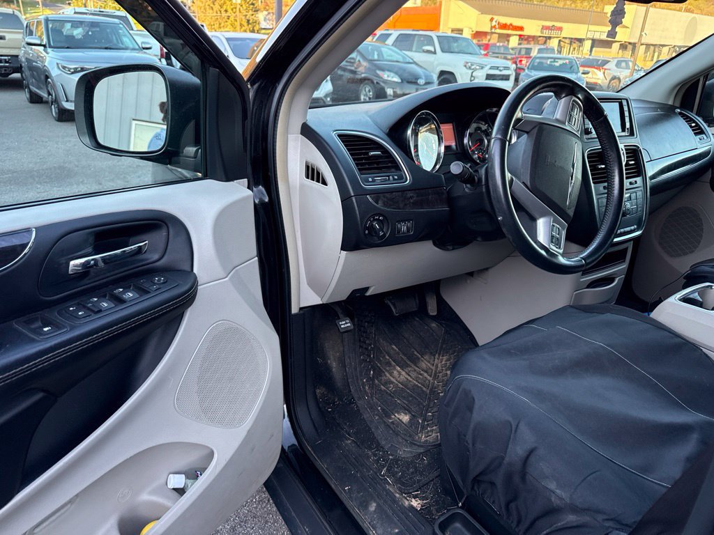 Used 2015 Chrysler Town & Country Touring FWD image 12