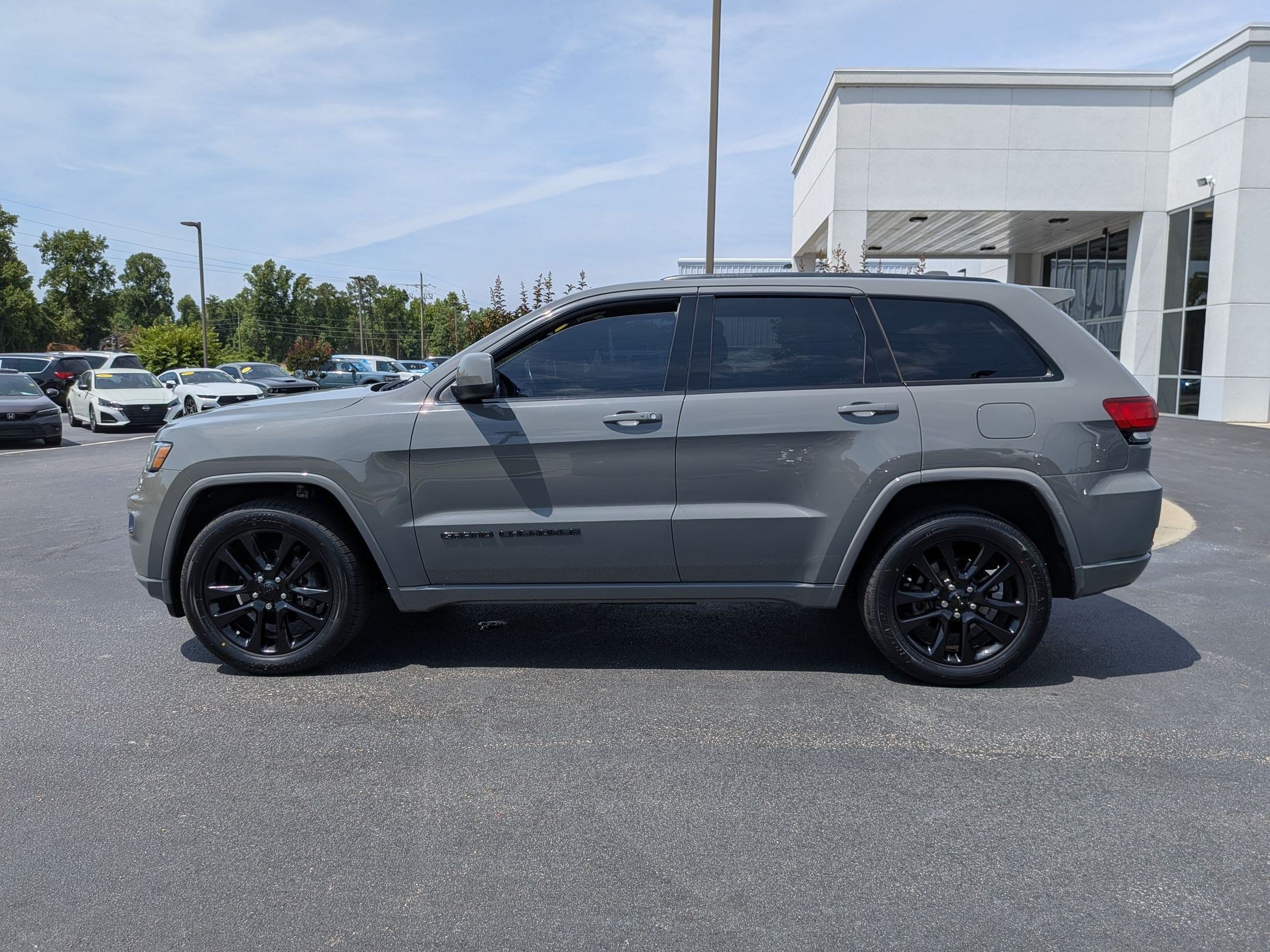 Used 2019 Jeep Grand Cherokee Altitude AWD/4WD image 8